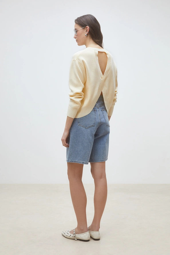 Ljusgul tröja med öppen rygg dam, blå jeansshorts, vårmode