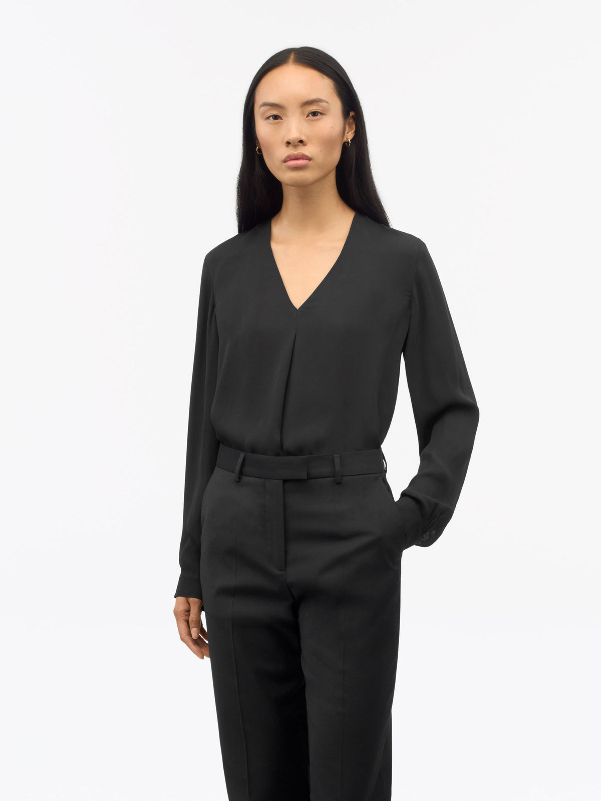 Klara Regular-Fit Blus - Svart – modellbild