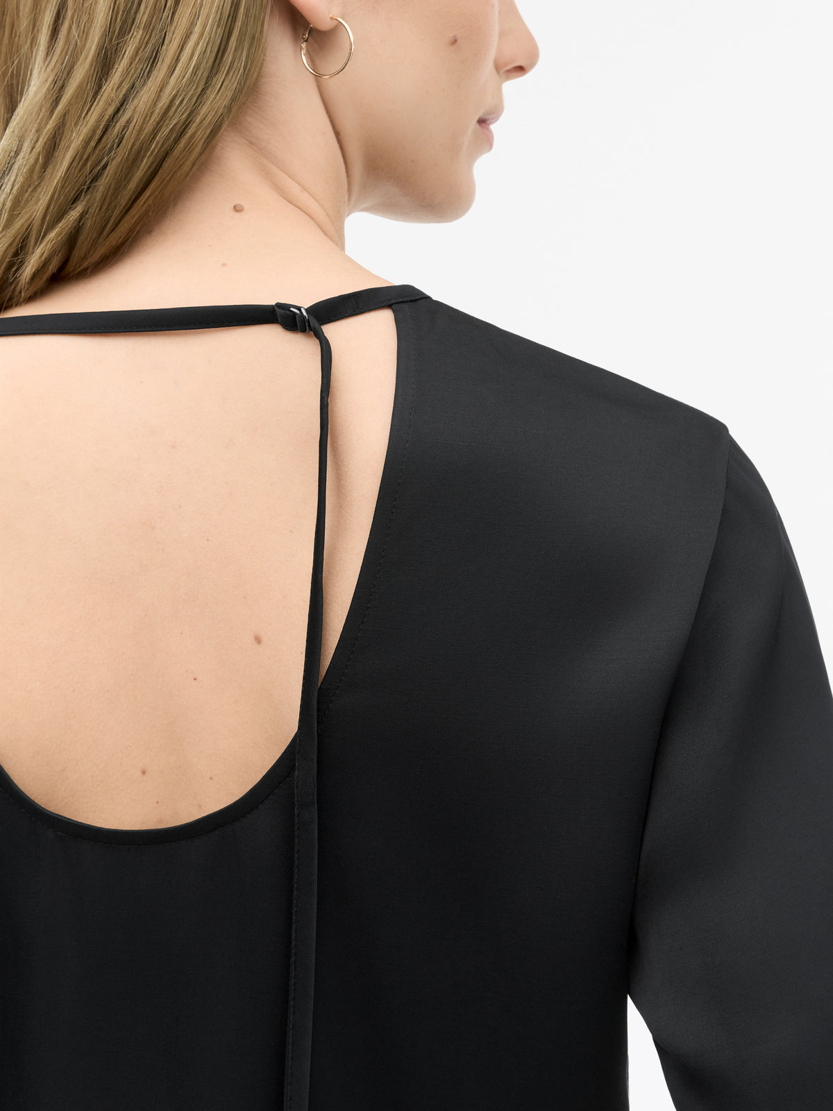 Robyn Draperad Blus - Svart – detalj