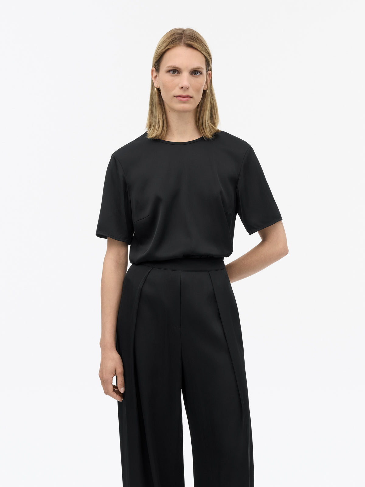 Robyn Draperad Blus - Svart – modellbild