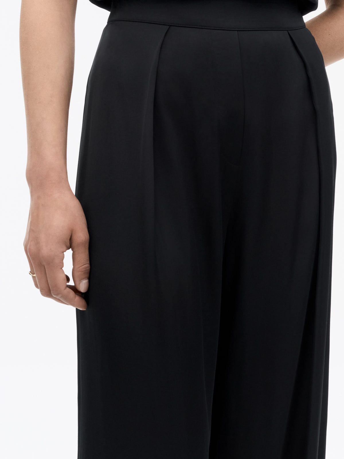 Cora Högmidjade Vida Byxor - Svart – detalj