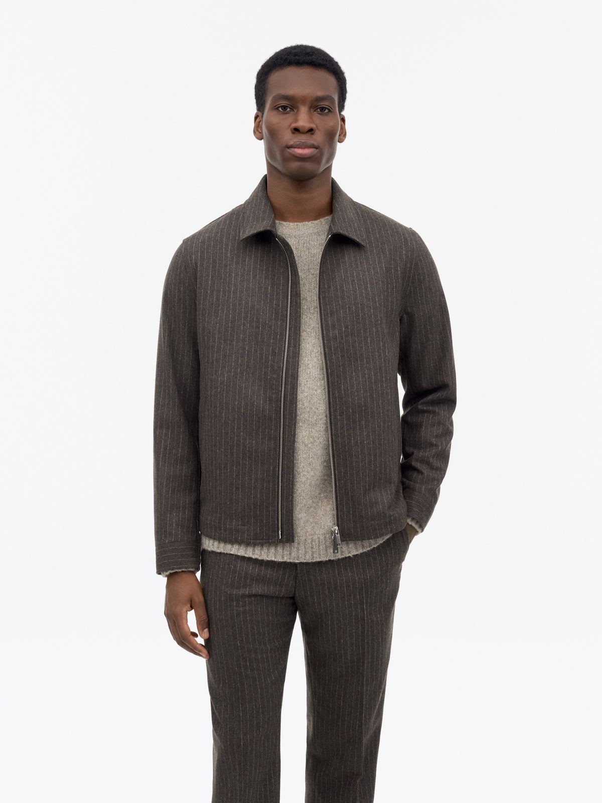 Barnaby C Kritstreckad Shirt Jacket - Mörkbrun – modellbild