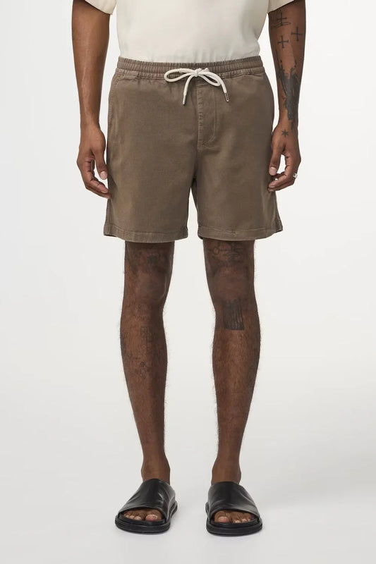 Bruna herrshorts med dragsko och sidofickor, avslappnad passform, sommarstil.
