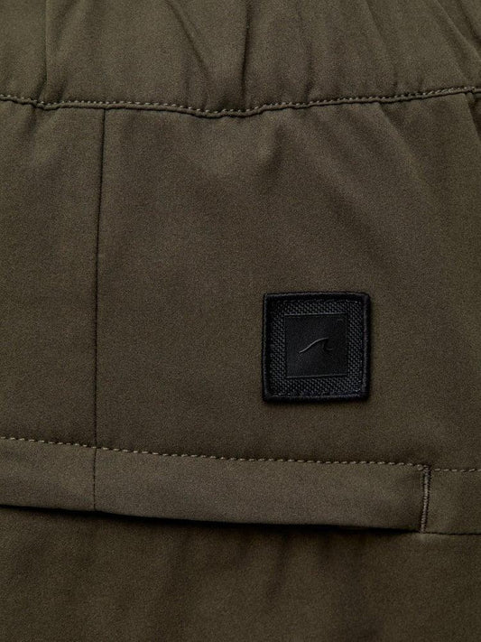 Monterey herrbyxa i nylon, olivgrön färg, detaljbild med svart logomärke