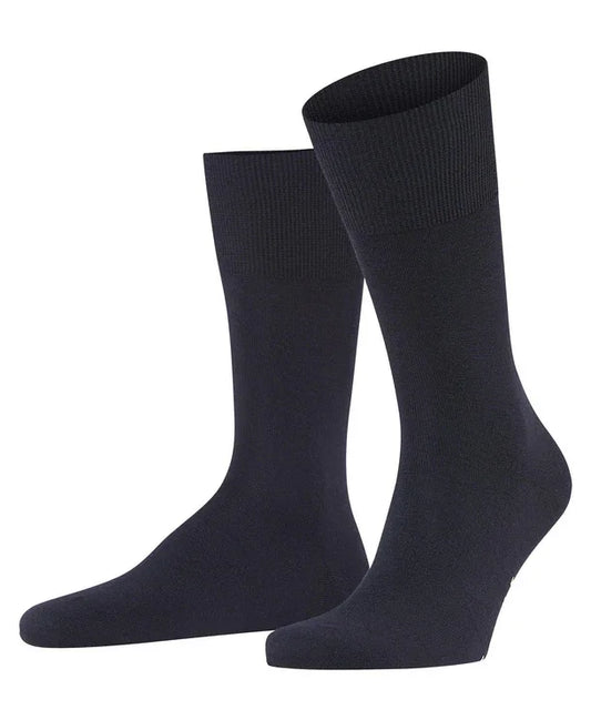 Svarta herrstrumpor i klassisk stil på vit bakgrund, eleganta och bekväma sockar.