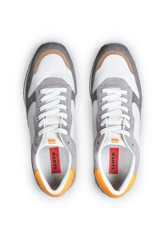 Herrsneakers i vitt läder med grå och beige detaljer, orange häl, platta snören