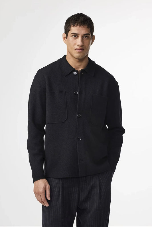 Klassisk svart herr overshirt med bröstfickor och knappar – Holmens Herr