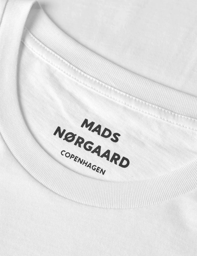 Vit Mads Nørgaard herr T-shirt med tryckt etikett i nacken, klassiska herrkläder