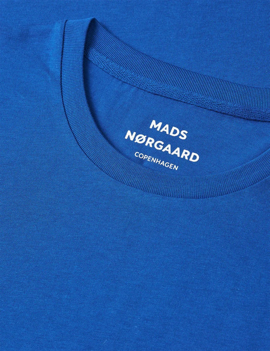 Blå herr T-shirt med rund hals i bomull, närbild på krage och tygstruktur.