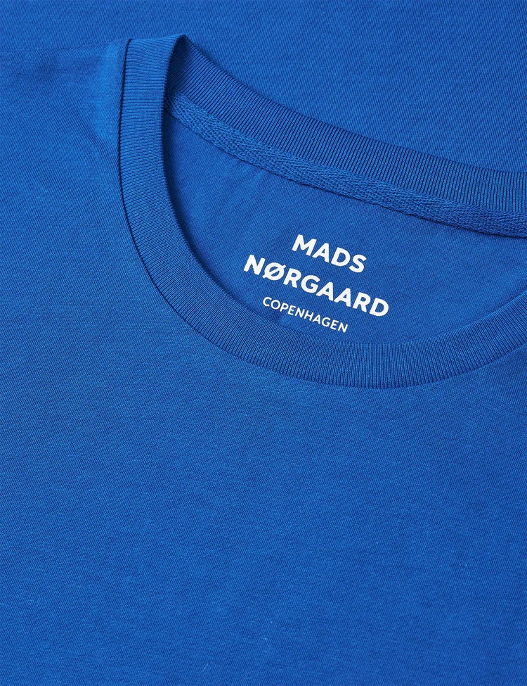 Blå herr T-shirt med rund hals i bomull, närbild på krage och tygstruktur.