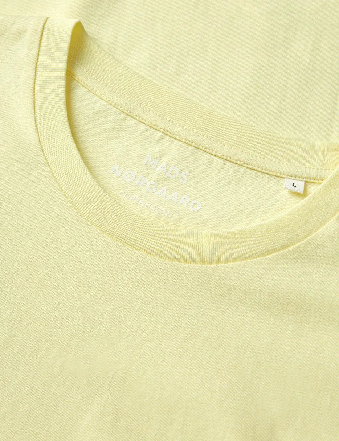Detaljbild på ljusgul herr t-shirt i bomull med rund hals