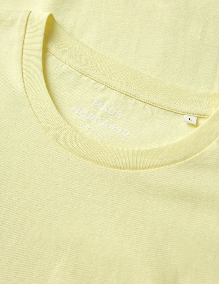 Detaljbild på ljusgul herr t-shirt i bomull med rund hals