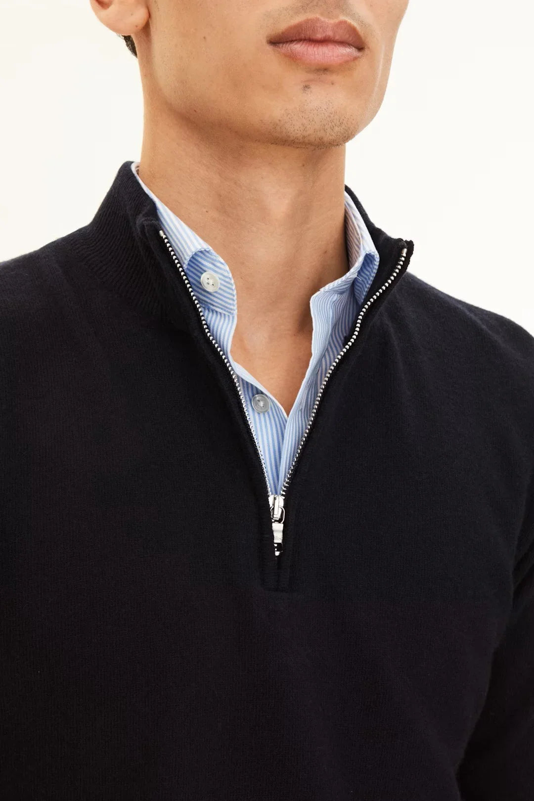 Patton Half Zip herrstickad tröja marinblå med halv dragkedja, ovanpå blå skjorta
