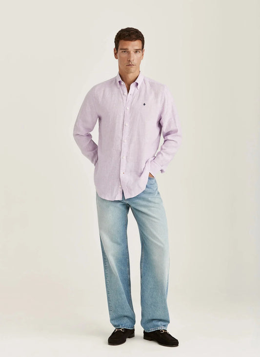 Man i ljuslila linneskjorta och ljusa jeans, klassiskt herrmode, neutral bakgrund