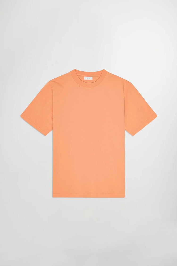 Herr t-shirt i orange bomull, klassisk passform och rund hals, mot vit bakgrund