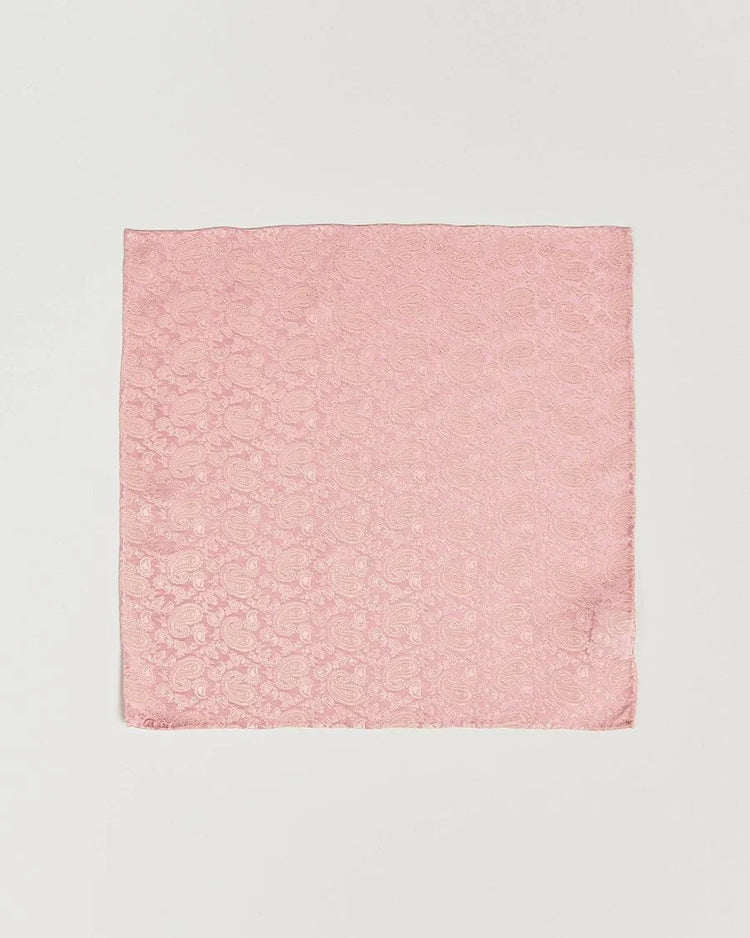Rosa näsduk i siden med diskret paisleymönster, elegant herraccessoar.