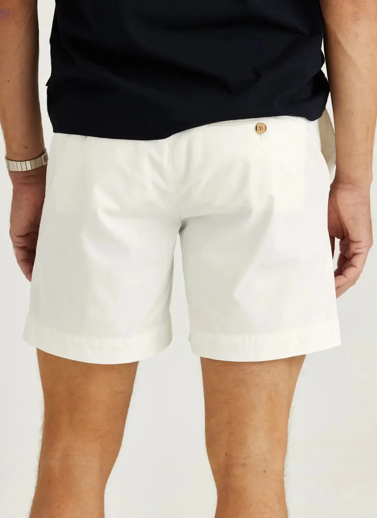 Herr i offwhite chinoshorts, bakifrån, korta klassiska sommarskortbyxor