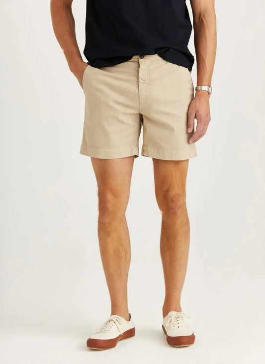 Beige herrshorts i bomull, klassisk sommarstil, modell står mot ljus bakgrund.