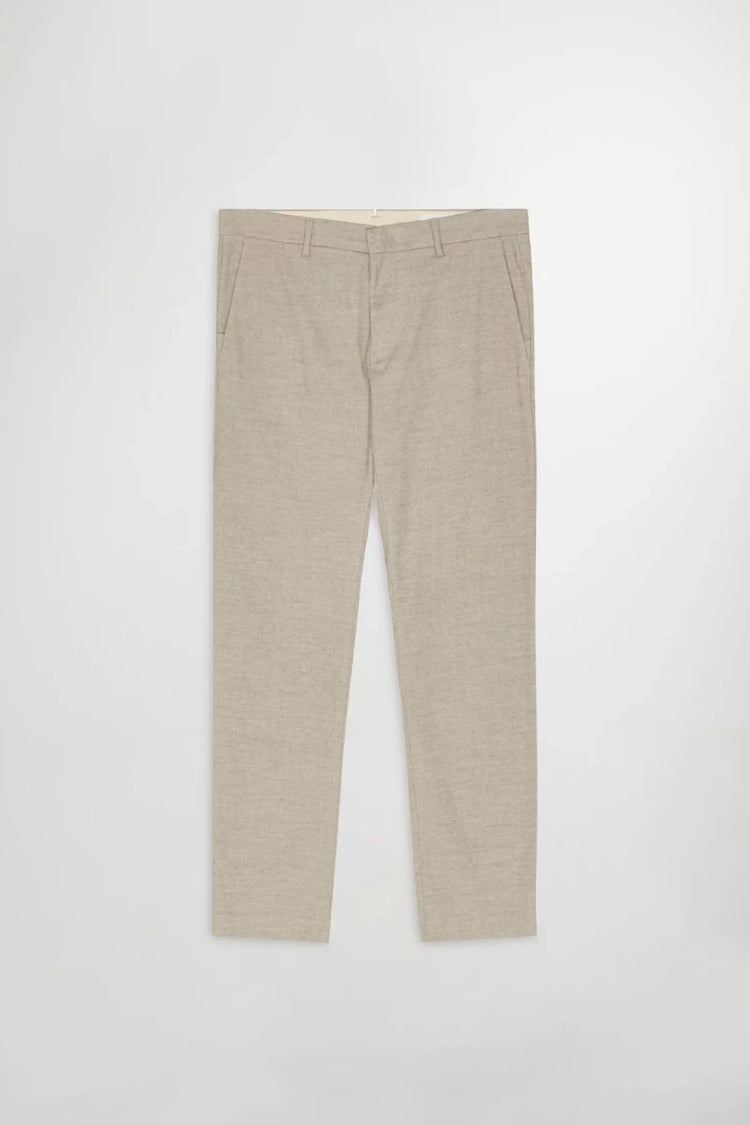 Beige herrbyxa i klassisk rak modell mot vit bakgrund