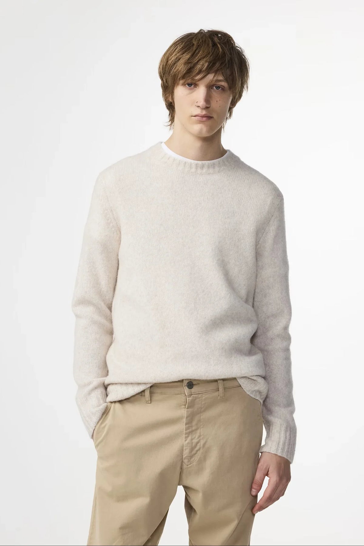 Beige herrtröja i ullblandning, långärmad, klassisk stil på man, mot vit bakgrund