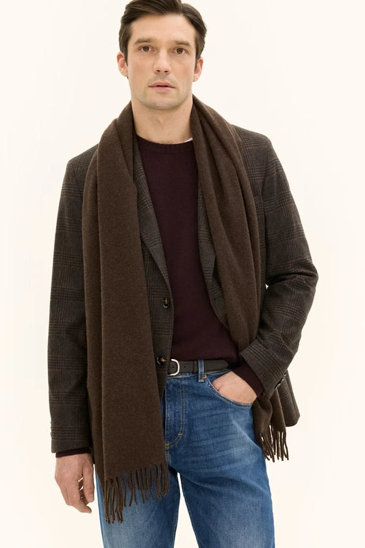 Oscar Jacobson herr scarf, brun halsduk med fransar på man i kavaj och jeans