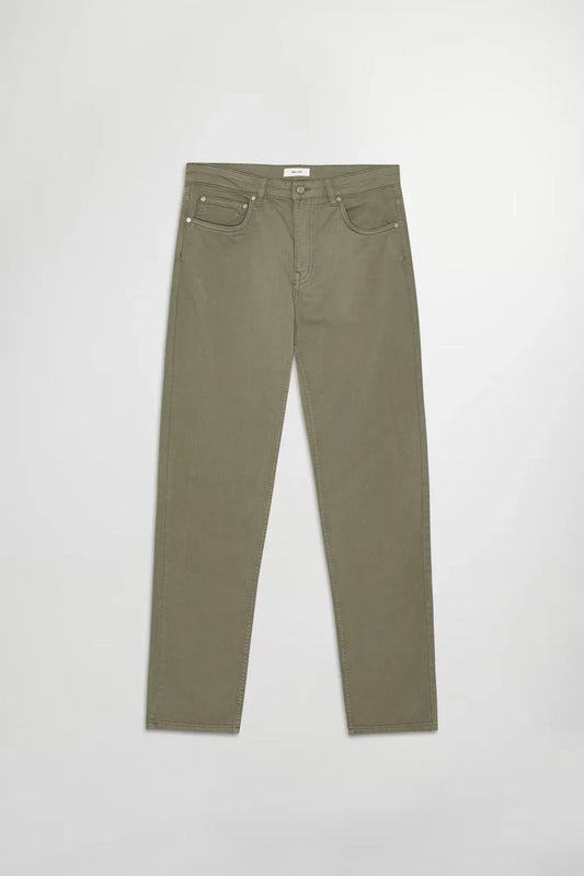 Olivgröna herrjeans i klassisk modell mot vit bakgrund