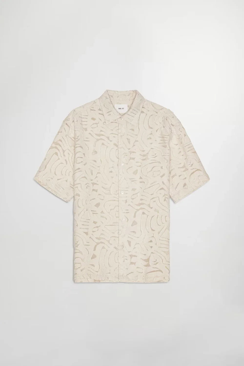 Beige kortärmad herrskjorta med textur och mönster, klassiskt snitt mot vit bakgrund