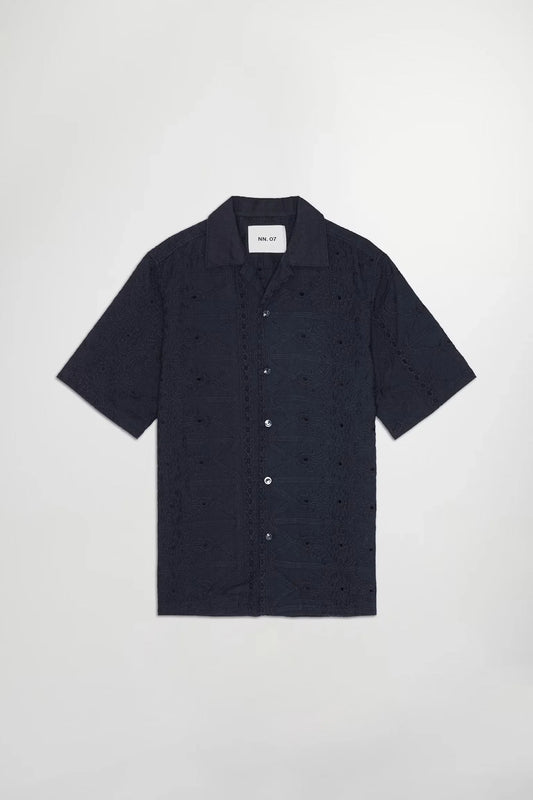 Svart kortärmad skjorta herr med broderat mönster och knappar framtill mot vit bakgrund.