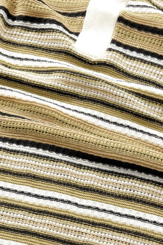 Stickad herrtröja med beige, vita och svarta ränder i klassiskt mönster