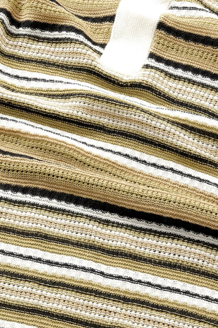 Stickad herrtröja med beige, vita och svarta ränder i klassiskt mönster