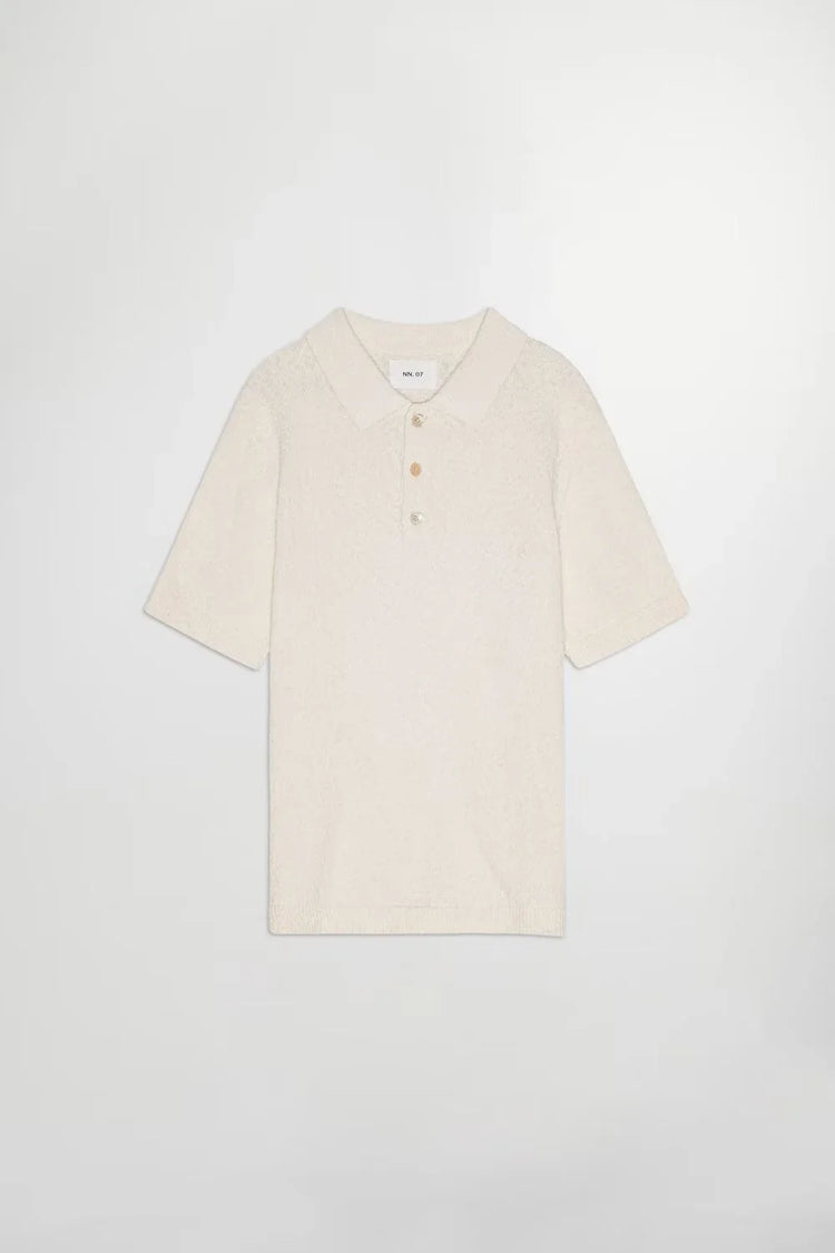 Beige kortärmad pikétröja för herr med krage och knappslå mot vit bakgrund