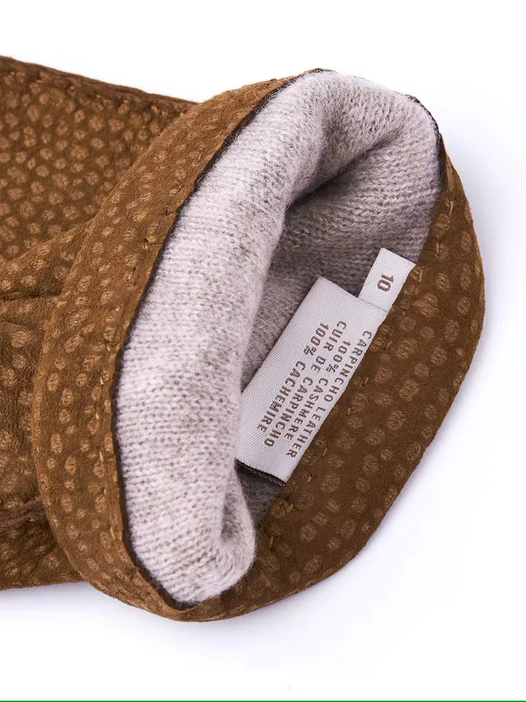 Brun herrhandske i präglat läder med beige ullfoder, närbild på etikett.