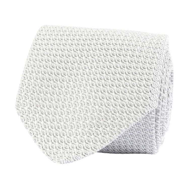 Vit slips med strukturerad stickad yta, klassiskt herrmodeaccessoar