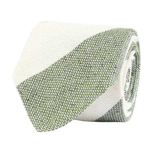 Grön och vit slips med breda diagonala ränder, klassiskt herrmodeaccessoar.