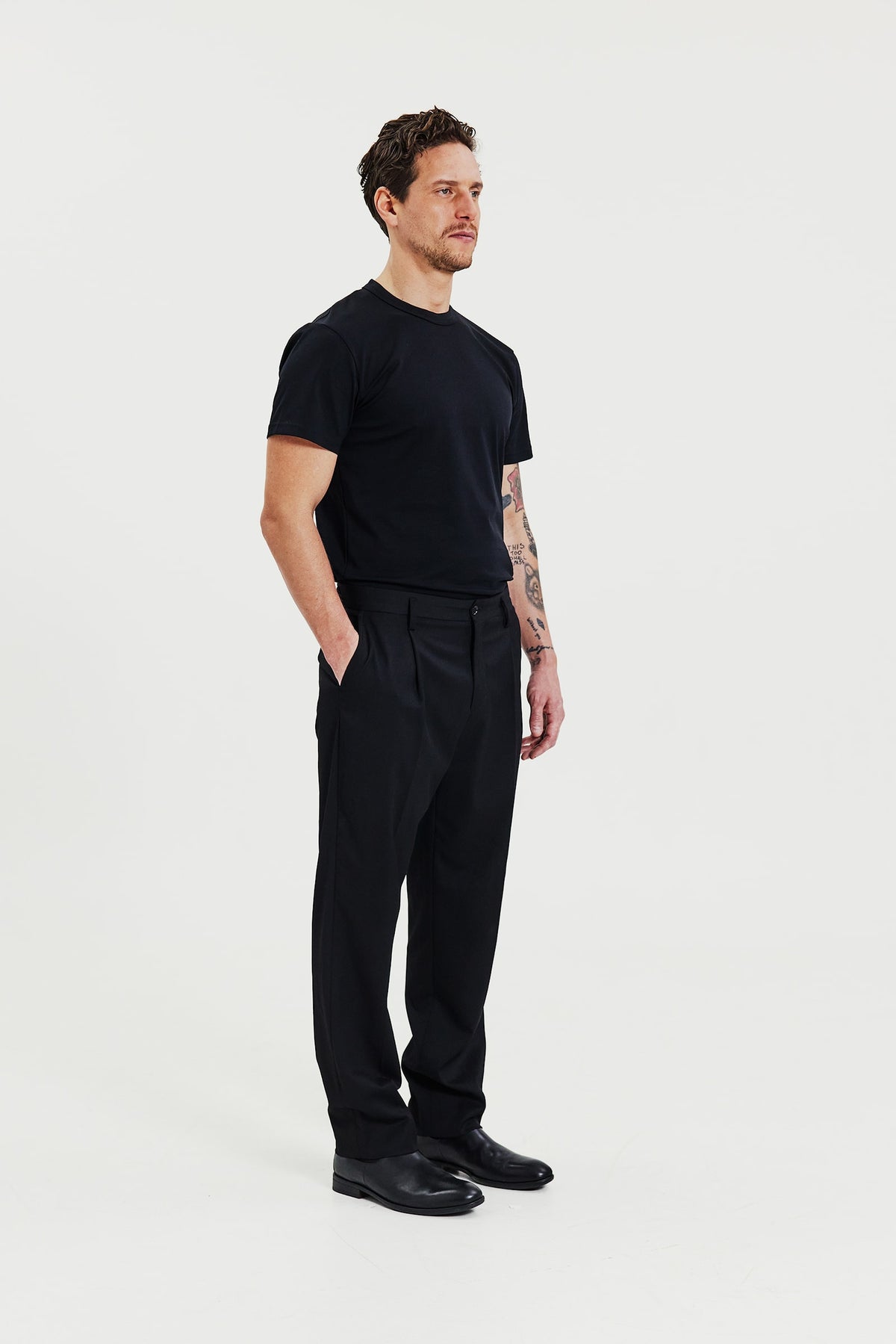 T-shirt i pimabomull med rund hals - Svart – detalj