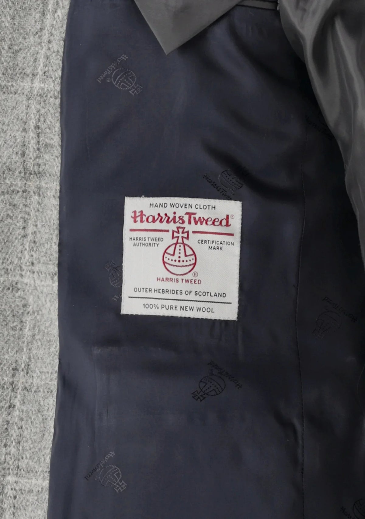 Närbild på Harris Tweed-certifiering i grå herrkavaj, 100% ull, hög kvalitet