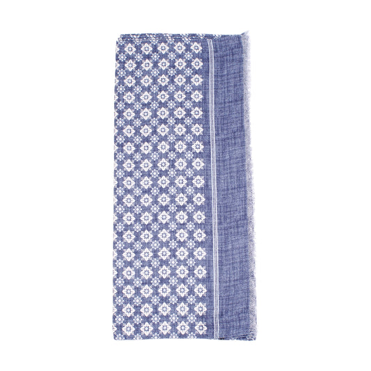 Blåvitt herrscarf med småblommigt mönster och fransad kant mot vit bakgrund