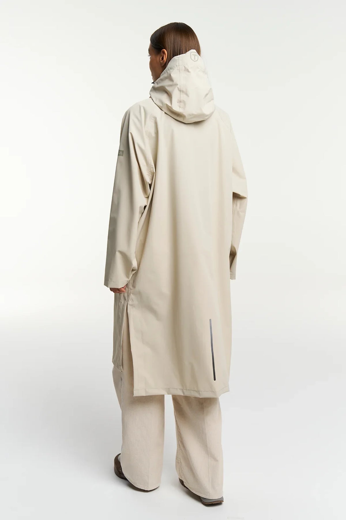 Beige Drizzle Parka unisex regnjacka med huva från baksidan