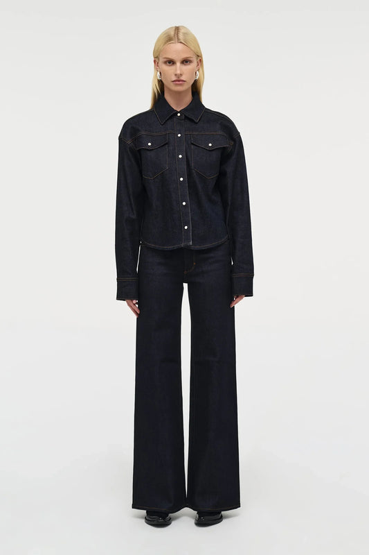 ACNE Studios mörkblå jeansskjorta och vida jeans byxor dam