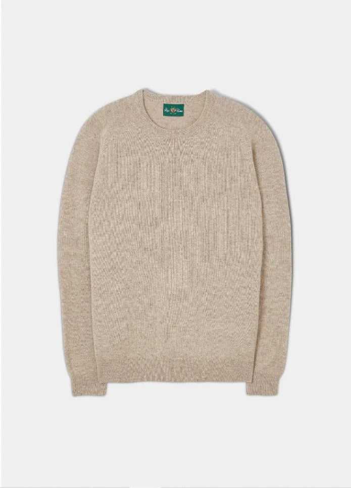 Beige stickad herrtröja i ull med rund hals, klassisk design, mot ljus bakgrund.