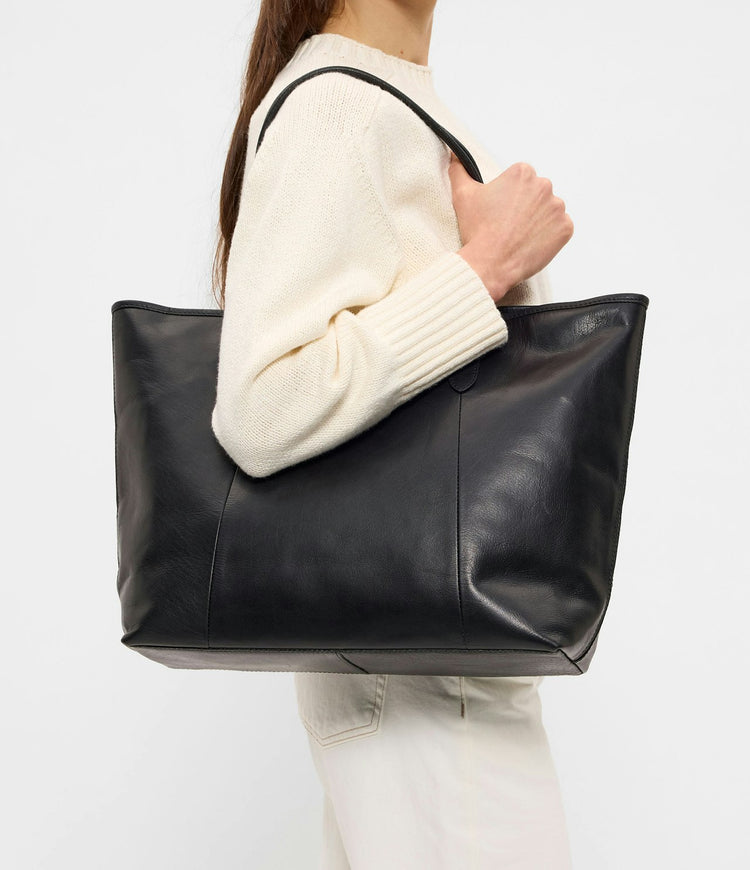 Parisa Toteväska - Black