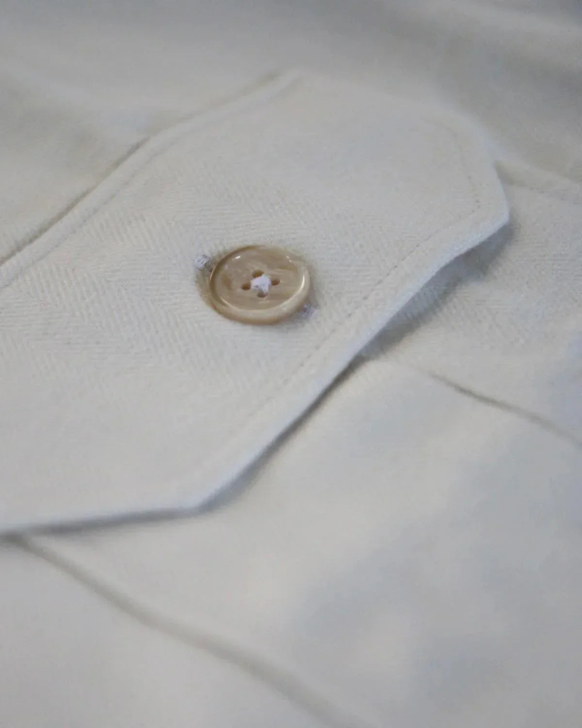Overshirt herr skjorta med ficka och knapp i beige tyg