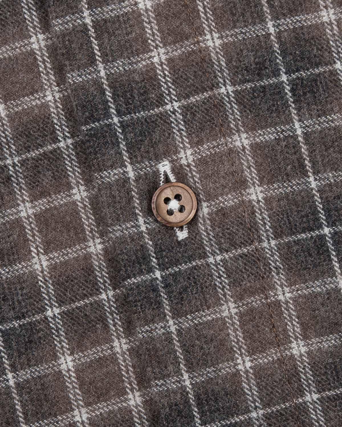 Brun rutig flanellskjorta Casual fit - Chestnut Brown – detalj knapp