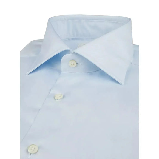 Ljusblå herrskjorta med klassisk krage och vita knappar, elegant herrmode.