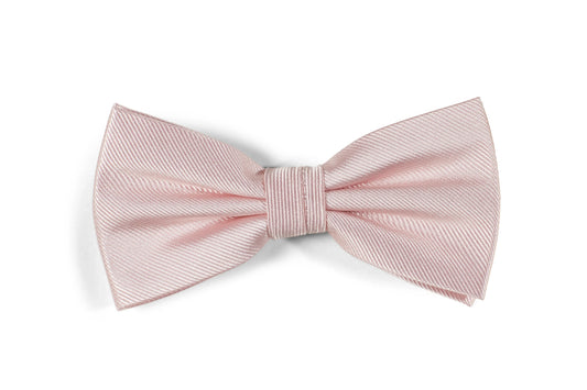 Ljusrosa sidenfluga för herr, elegant accessoar mot vit bakgrund