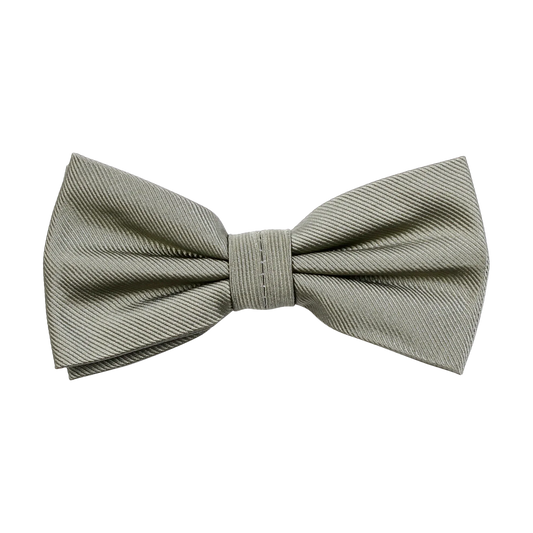 Olivgrön fluga i siden med diskret struktur, klassiskt herrmodeaccessoar.