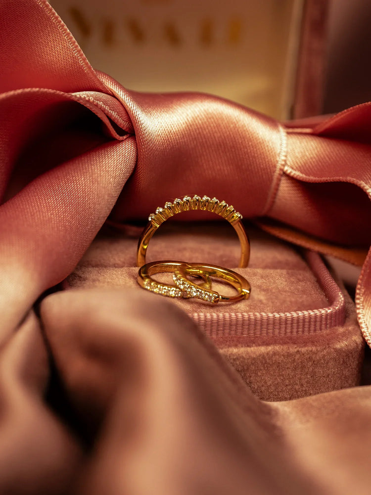 Guld ringar med stenar, smycke i ask, elegant accessoar herr