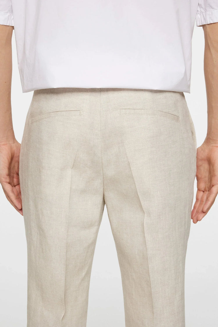 Beige linnebyxor herr, klassisk passform, vit skjorta, detalj ryggfickor