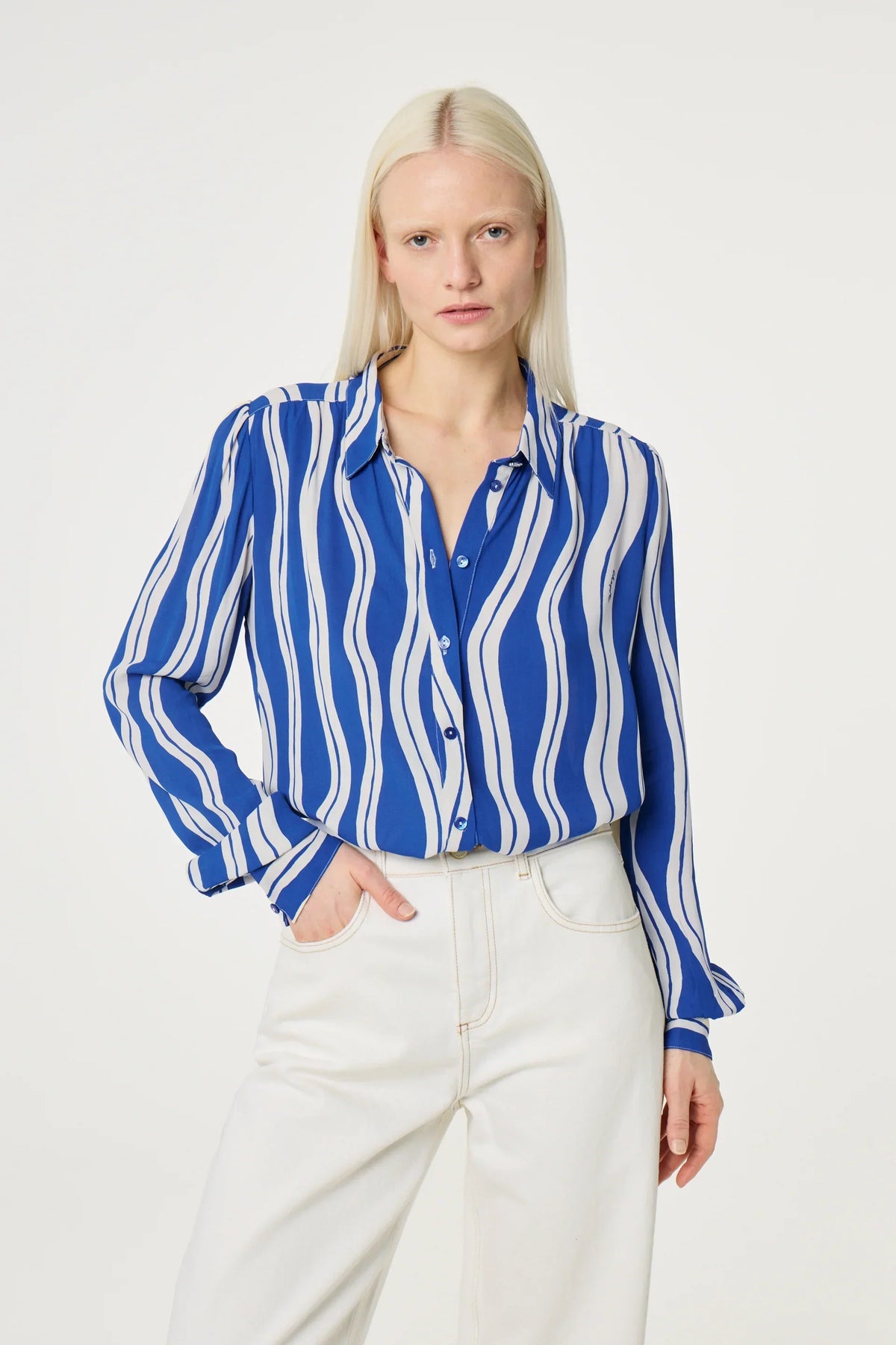 Coco blå och vit blus med vågigt mönster och långa ärmar dam