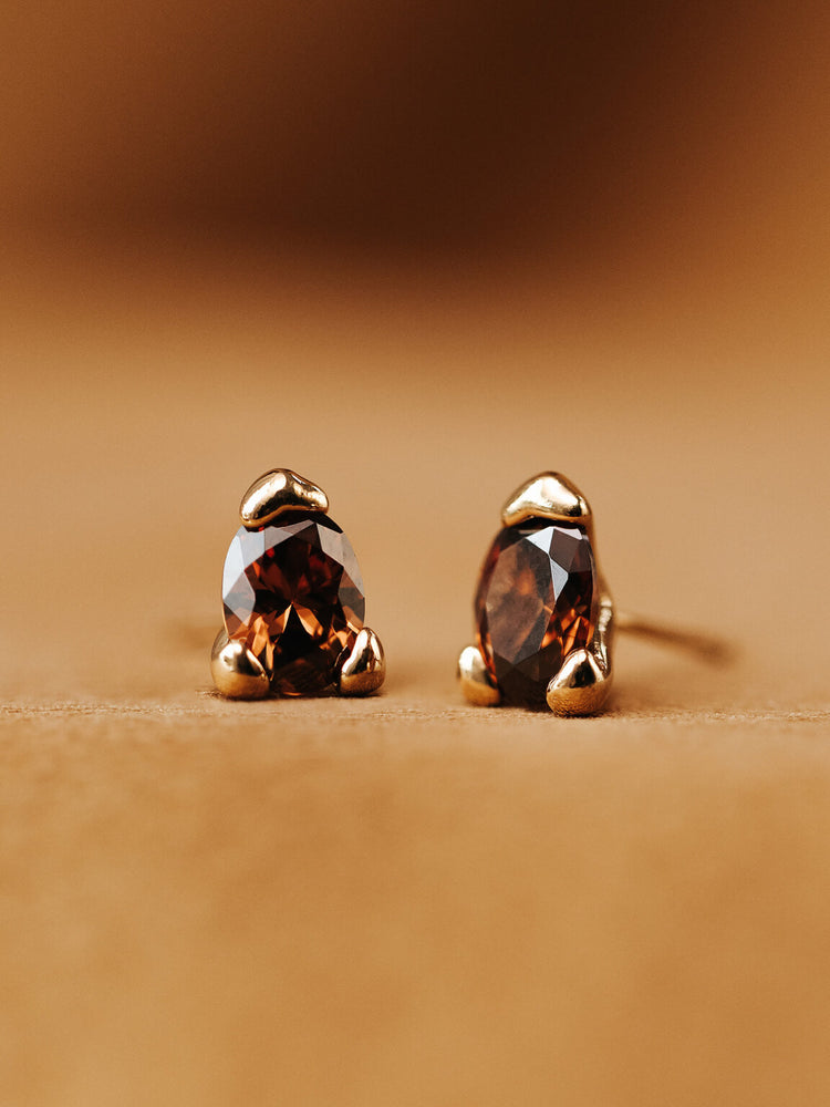Embla stud earrings - Chestnut 18k guldplätering